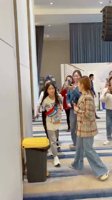 偶遇明星，自然美景中的心灵邂逅之旅